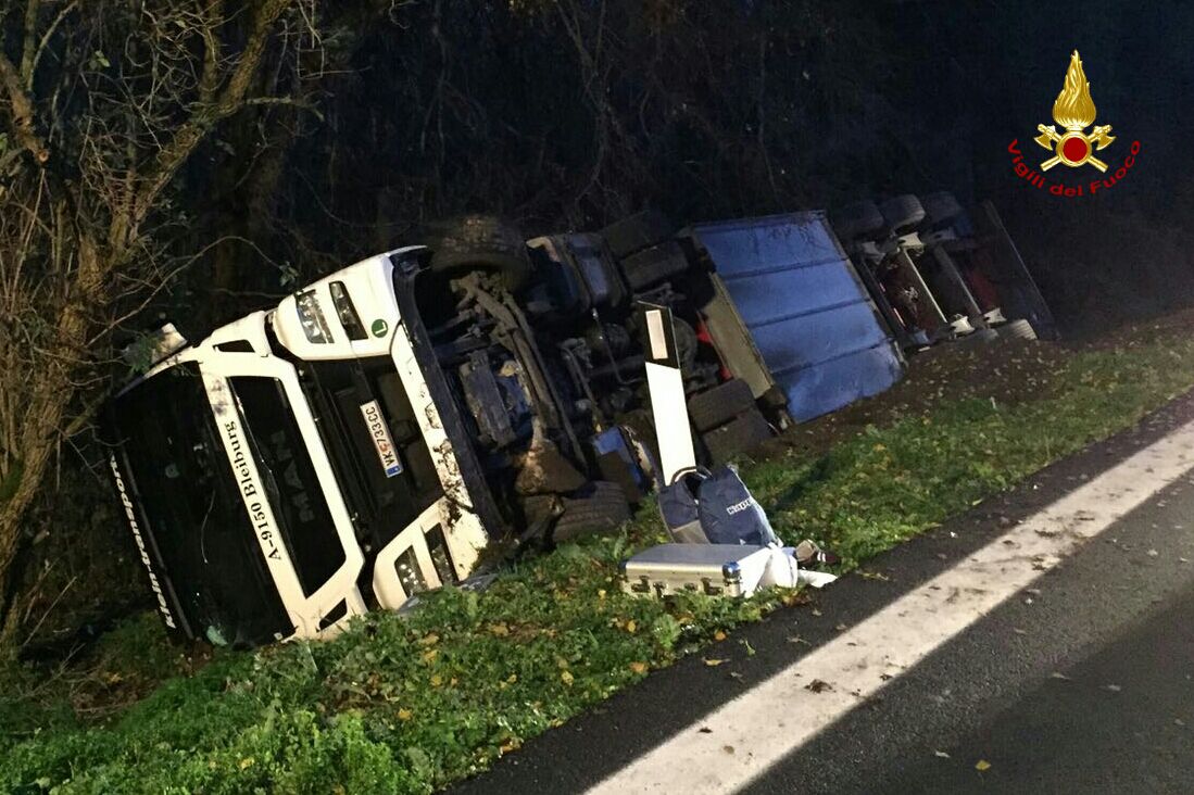 CAMION FINISCE SUL FOSSATO: ROMEA BLOCCATA QUESTA MATTINA A CODEVIGO